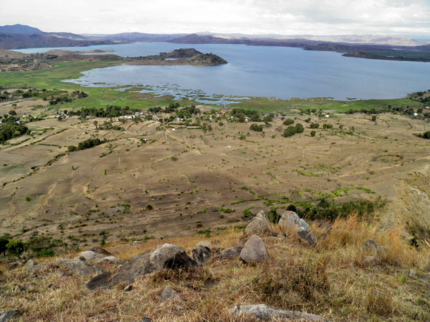 lac Ampefy en son centre ilot boisé ilot de la vierge