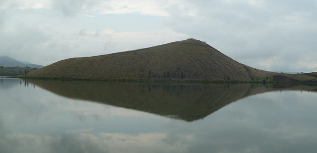 cône strombolien reflet dans le lac Andranomena