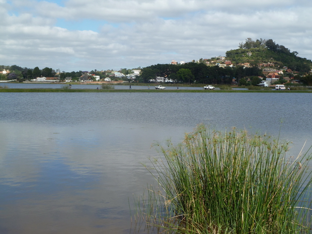 Lac Andranotapahina et la colline Ambohidratrimo