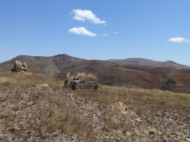 site Ambohitsitoa en arrière plan le Massif Andringitra