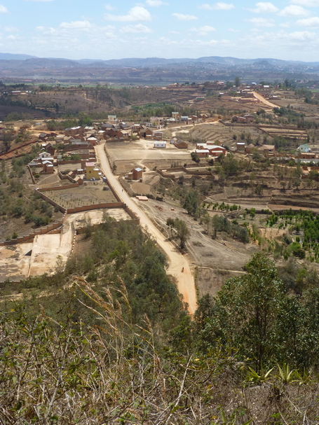 Au nord Village Anjomakely à l' horizon Ambohidratrimo