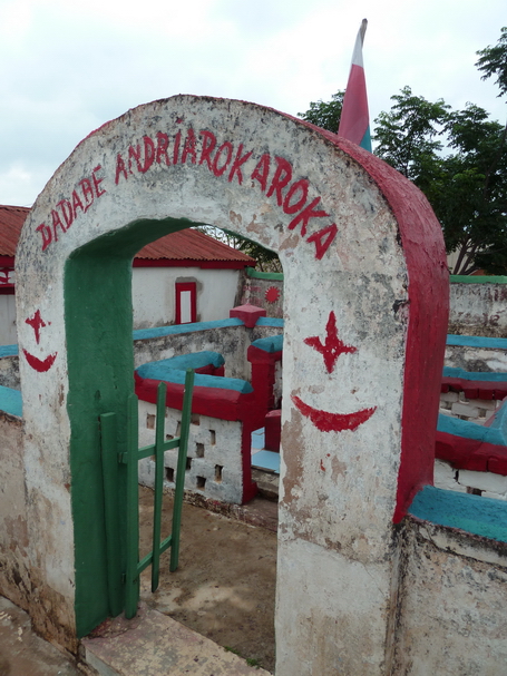 Doany d'Andriandrokaroka à Ambohijanahary Antehiroka, Lieu de culte sur la pierre levée " tsangambato ", voué à Andriandrokaroka Ramiadana Antoandro, chef Antehiroka inhumé à Kingory à l' Ouest d'Antananarivo, et Ramiadanantoandro sa femme. Le " tromba " possession par l'esprit d'un puissant défunt du roi sakalava Andriamisara XVIII ème siècle visite certains pratiquants dans la case contigue.