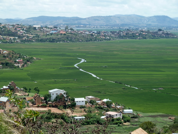 village d'Ambohijanahary Antehiroka à l'horizon le massif du Langana