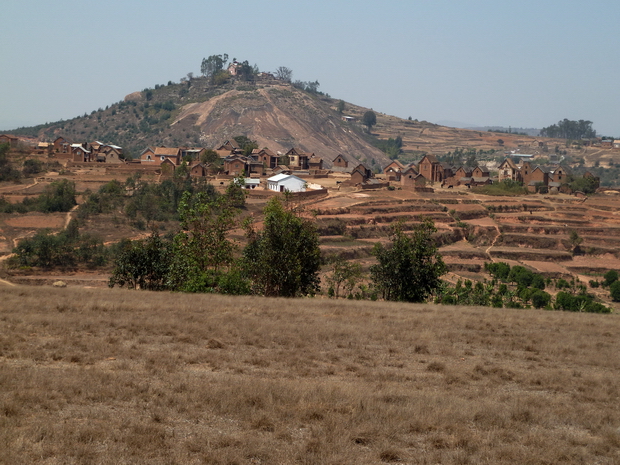 sur la piste de Merimerina, Colline ANOSIVATO Andriamanjakatokana est enseveli à Ambohitrimanjaka tandis que son fils appelé aussi Andriamanjakatokana repose à Anosivato 