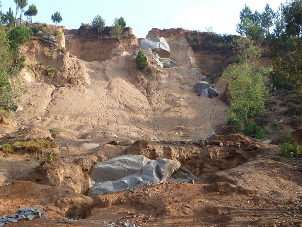 Ambatomalaza : la montagne éventrée, ravinée laisse apparaitre les blocs