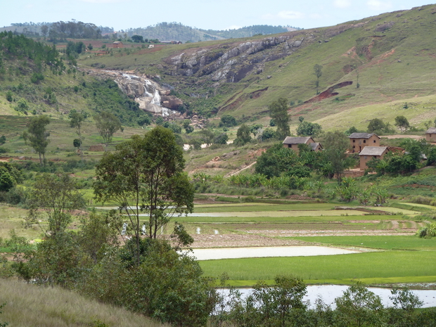 Cascade Antaninandro qui alimente la Anjomoka