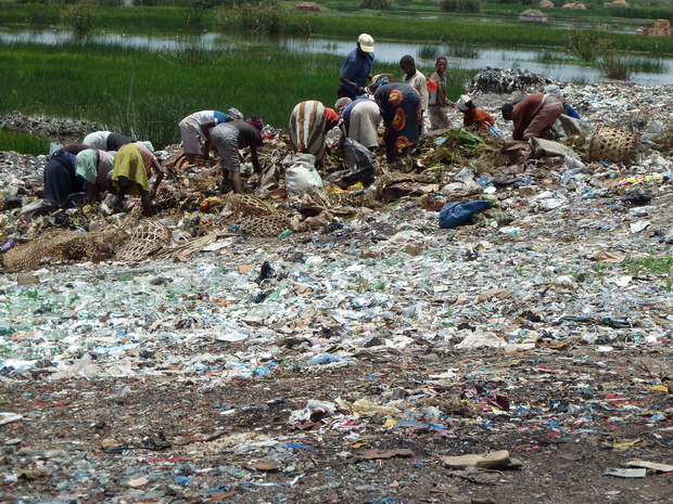 Un véritable village est bâti sur la décharge au bord de l' Ikopa entre Talatamaty et Ambohitrimanjaka