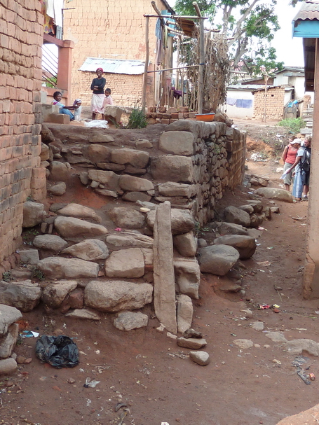 Escalier de pierres sèches conduisant à la place de l’ordalie On est au centre du vieux village d'Ambohijanahary Antehiroka. Perspectives sur les ruelles, vieilles maisons de terre battue, vieilles pierres.. 