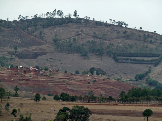 autre forme de fossés en losange façon Vauban pour en savoir plus une étude de Adrien MILLE sur les anciens villages fortifiés des hautes malgaches 