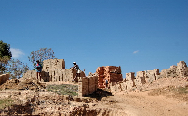 près du débarcadère le palais de la brique