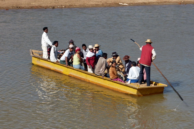 traversée de l' IKOPA village MANAMPATRANA