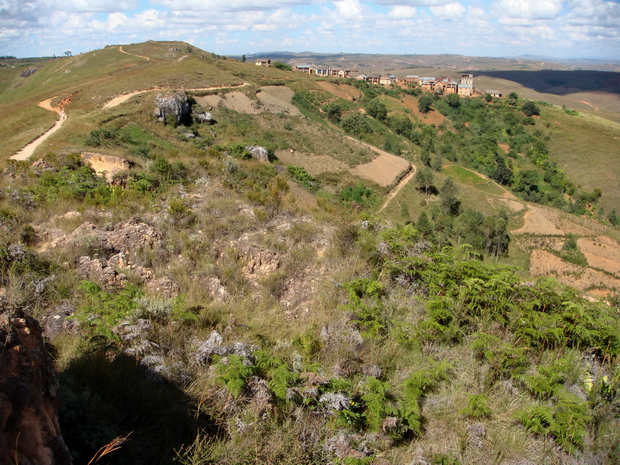 le village d' Ambatomanjakabe au pied du massif