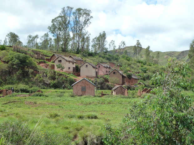 maisons mauves au bord de RN 1