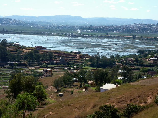 de la colline d' Ambohidrapeto au centre de la photo vue sur la route digue et le fameux marché artisanal encadré par les collines d' Ambatolampy Antehiroka et Ambodimita