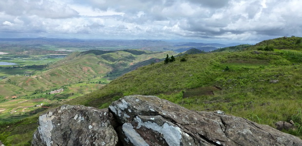 Tour du Sahadimy, massif Ambohimitombo dans la vallée