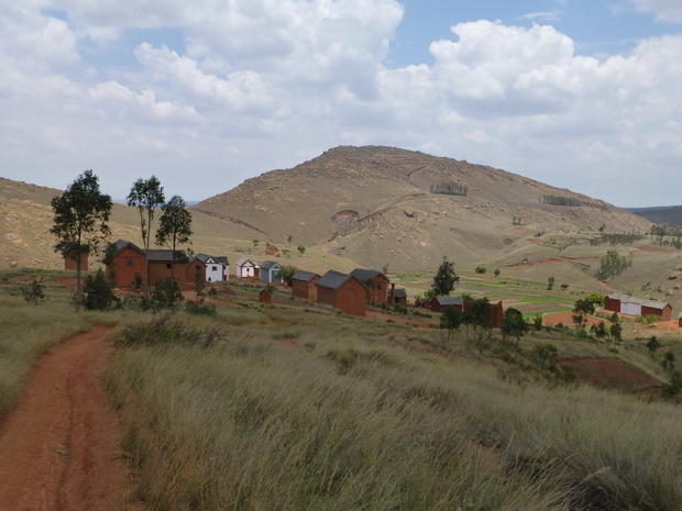 massif Ambohimitrena et le village Antsaonjomanga