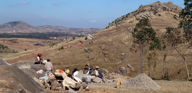 casseurs de cailloux en arrière plan le massif Sambaina