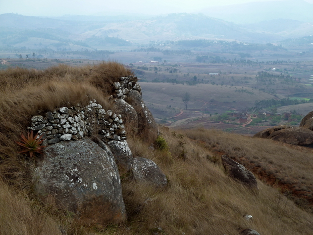 Murailles et fossé sur la droite