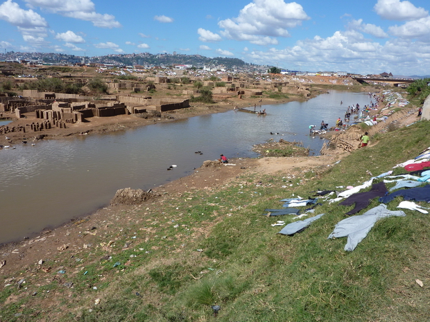 Ikopa et le pont Andohatapenaka qui vous emméne sur Antananarivo par le quartier cité 67 Ha Sur l'autre rive la Route Digue