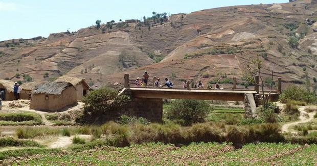 pont qui emjambe la Fitandambo