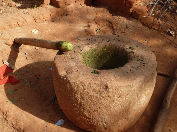 préparation du ravitoto manioc pilé dans le loana avec le fanoto