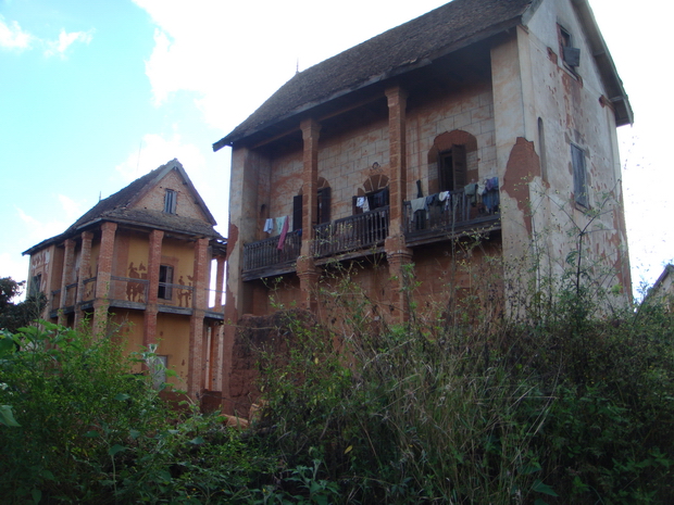 riches maisons à balcons de Fiakarana