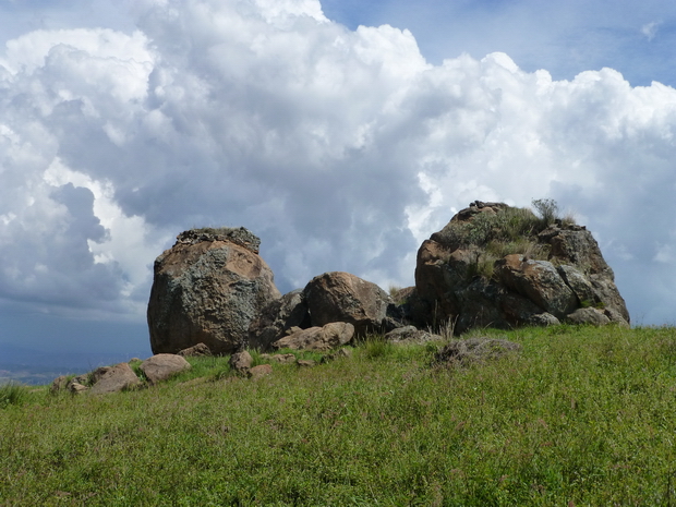 tombeau perché sur le rocher