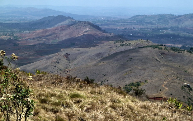 Du sommet d' Ampananina la longue crête que l'on vient de parcourir et le massif d' Ambohimanoro 