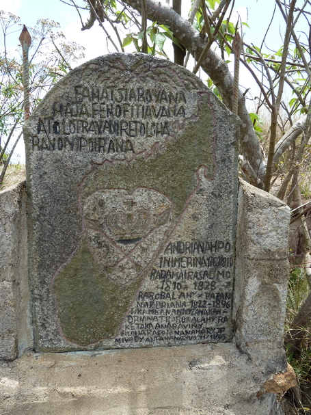 Sommet Ambohipananina : Stéle descendants de Rabodolahy fils de Radama ° et sa femme Rasalimo et de Razafinandrianampoinimerina ( les petits enfants de Andrianampoinimerina )