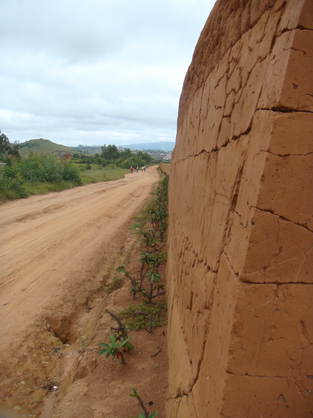 "tamboho" mur traditionnel de terre 