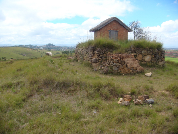 tombeau Razakandraona, la colline boisée à l' horizon Ambohidratrimo