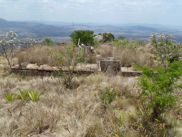Sur le sommet d' Ampananina le tombeau de surmonté d' une trano masina