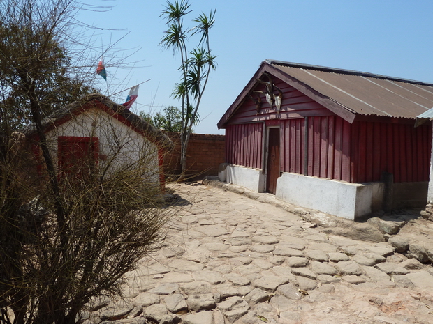 Sur le sommet d' AMBONIVOHITRA les tombeaux d' Andriamanjakatokana et sa mère Rafoloarivo