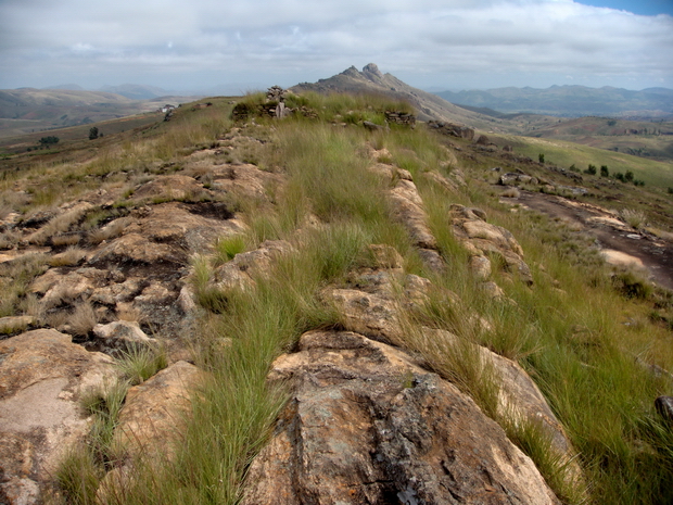 tombeaux en pierres sèches et le massif d' Ambatomanjakabe