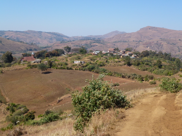 le village Mahatsinjo et ses tombeaux