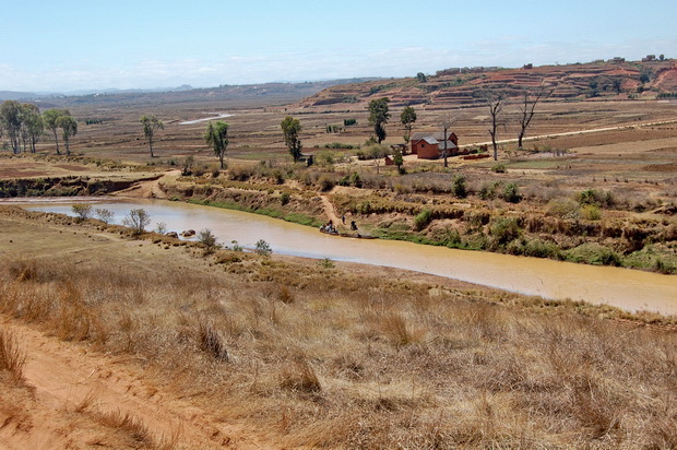 fleuve ANDROMBA 2° traversée en lakana entre les villages de MANJAKA et ANTSAHALAVA