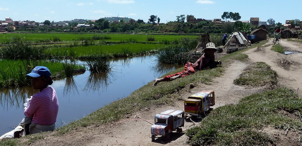 vers Itaosy digue menant au village de Andohalafy puis Ambohidrapeto