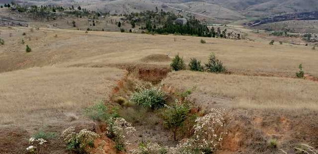 Rova d'AMBOHITRIMO fossés qui s'appuient souvent sur des ravines Ces fossés n'ont rien de naturels ils ont bien été façonnés par l' homme