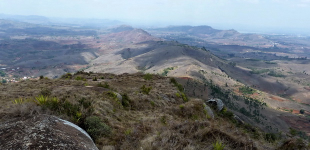 Du sommet d' Ampananina la longue crête que l'on va parcourir et le massif d' Ambohimanoro sur la droite