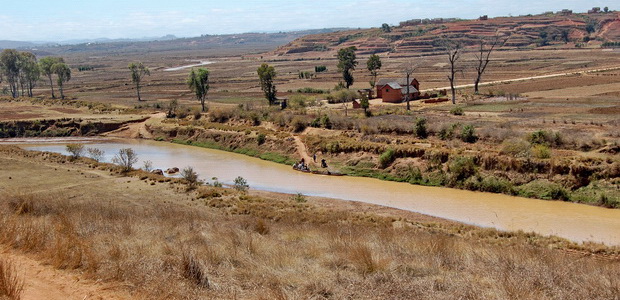 fleuve ANDROMBA 2° traversée en lakana entre les villages de MANJAKA et ANTSAHALAVA
