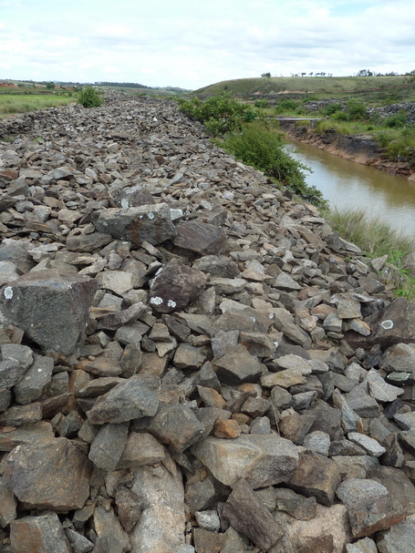 le fleuve taillé à même le massif rocheux