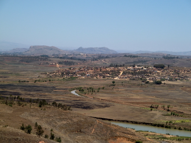 village Amboasary à l' horizon massif Antongona