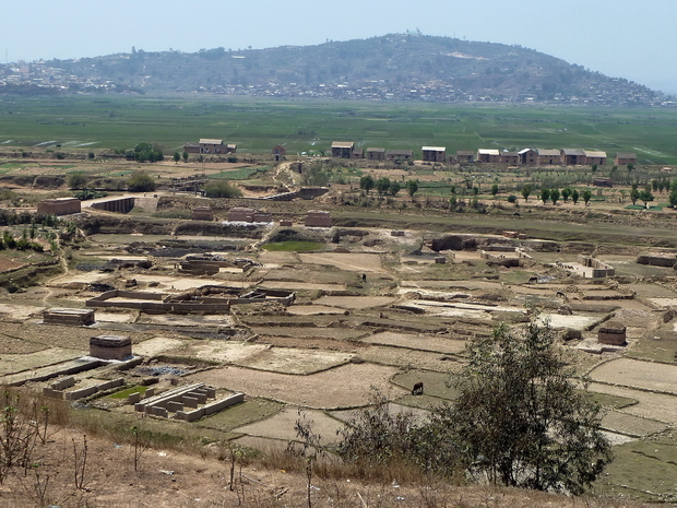 sur la piste de merimerina, Village AMBOHIMIADANA traversée de la Sisaony par les écluses Sur le sommet le temple protestant F.J.K.M. d'Ambonivohitra et les tombeaux d' Andriamanjakatokana et sa mère Rafoloarivo