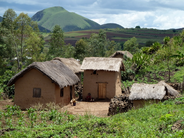 village de Bezo avec les toits de bozaka herbe