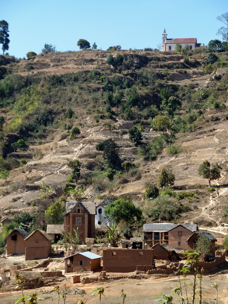 village et Eglise d' Ambohipiara