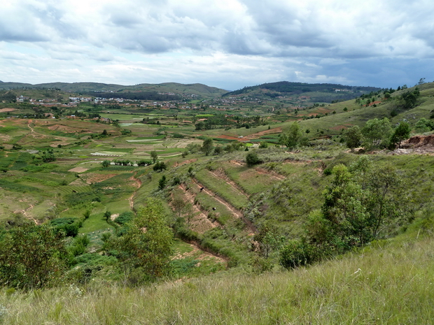 les villages Antanetibe Mahazaza nous suivons la vallée vers Mahitsy