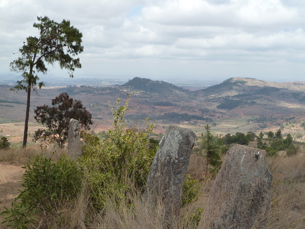 colline d' Ambohimanga et massif du Langana avec à son sommet le doany d' Andriatsivongo