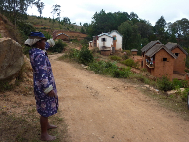 charmant petit village de Ambohimarina encore dans sa forêt de pins