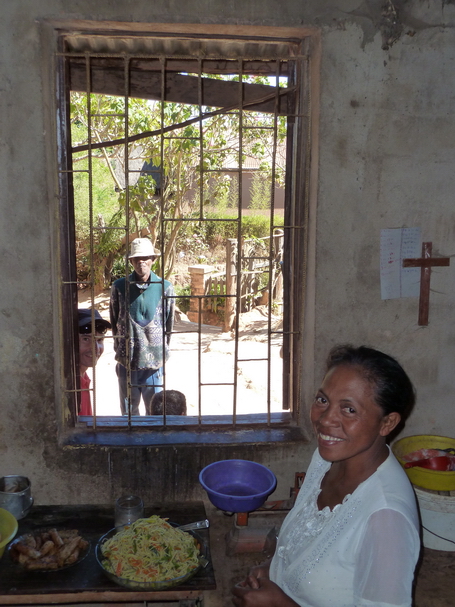 Epicière d' Ambohidrano, remarquez le crucifix souvent présent là où on l' attend le moins, souvent présent dans la maison