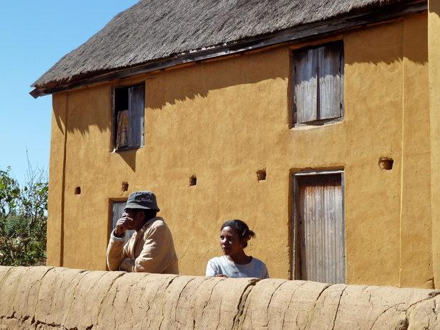 Village de Morarano : toutes les couleurs de la terre, le jaune de la façade au marron du mur "tamboho"